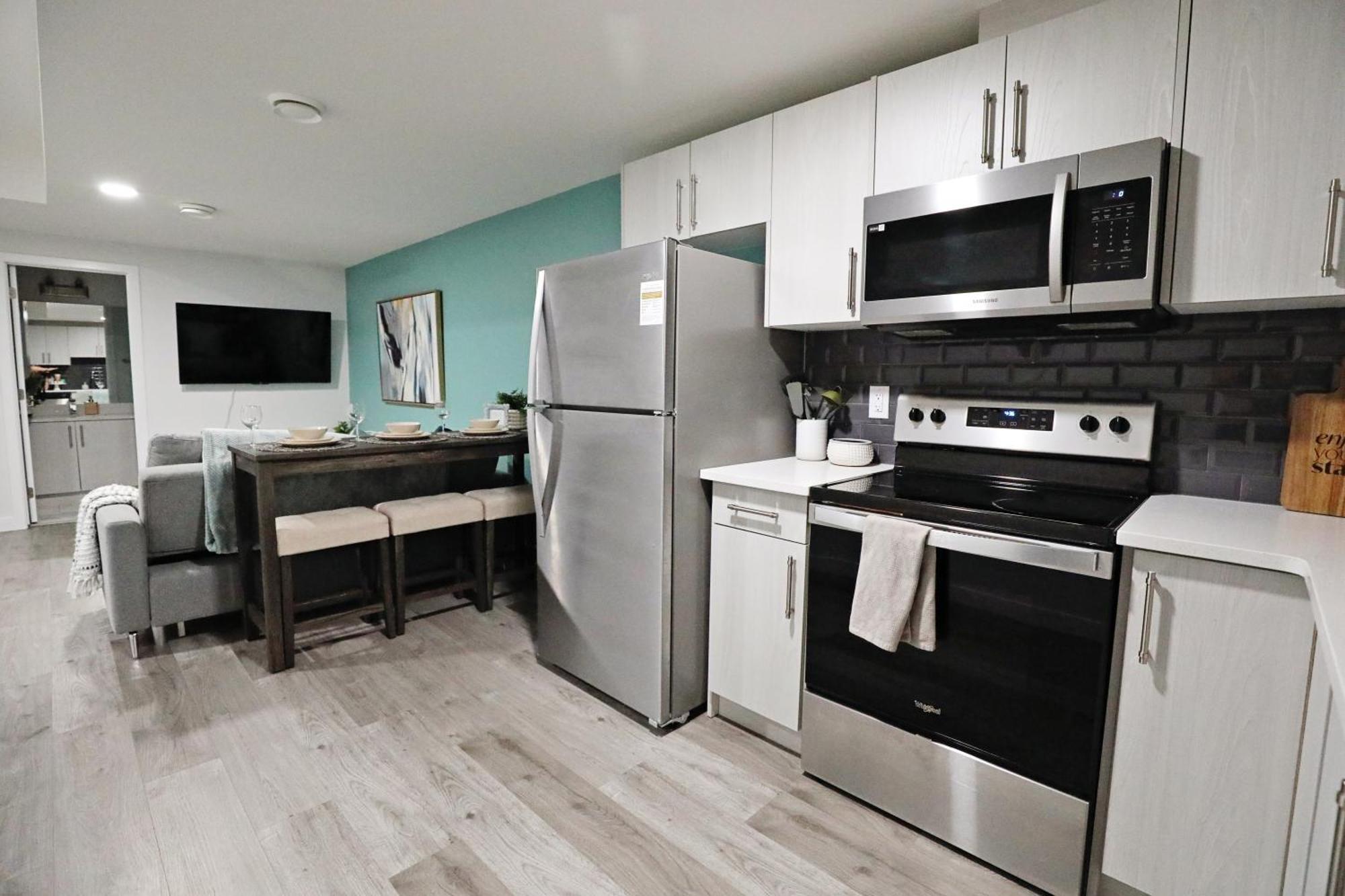 Beautiful Home With 4 King Beds,Airport,Disney+ Edmonton Buitenkant foto
