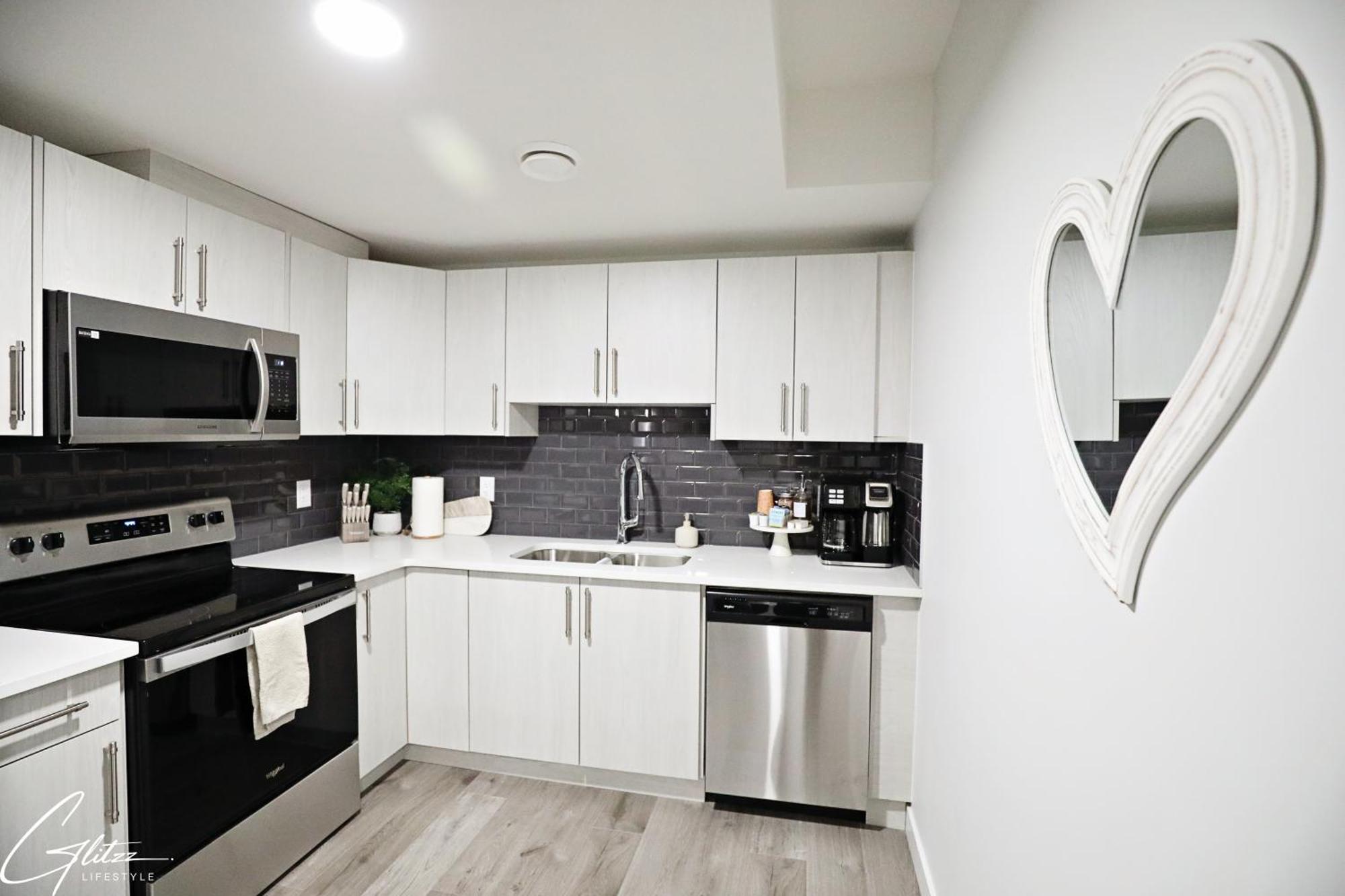 Beautiful Home With 4 King Beds,Airport,Disney+ Edmonton Buitenkant foto