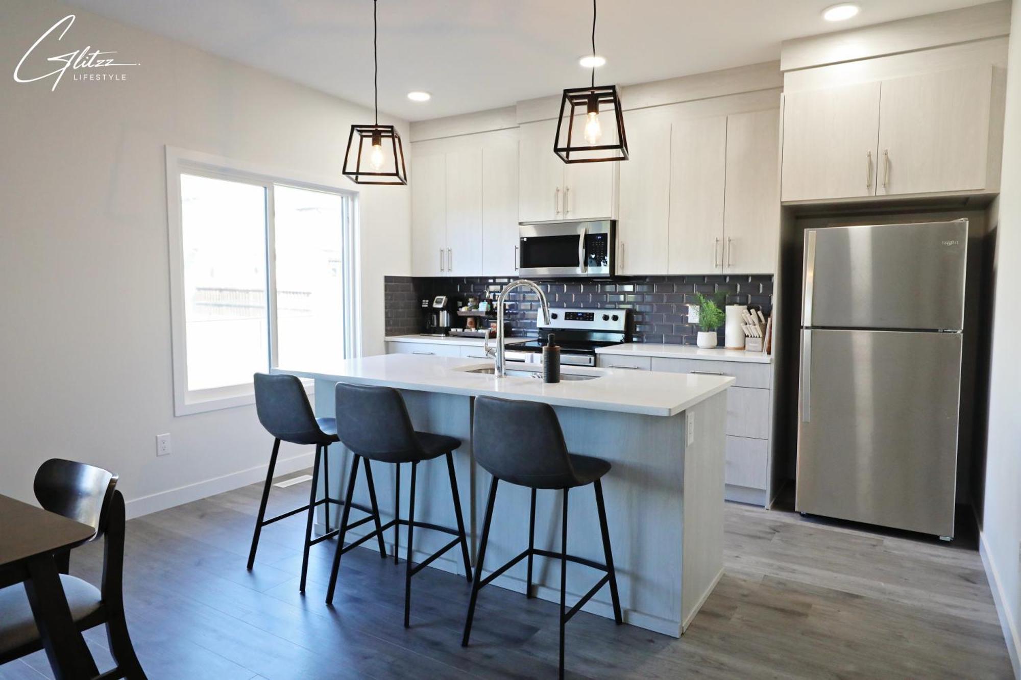 Beautiful Home With 4 King Beds,Airport,Disney+ Edmonton Buitenkant foto